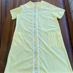 Vintage 70's Sears Yellow Floral Embroidery Lightweight Thin Snap Front Robe